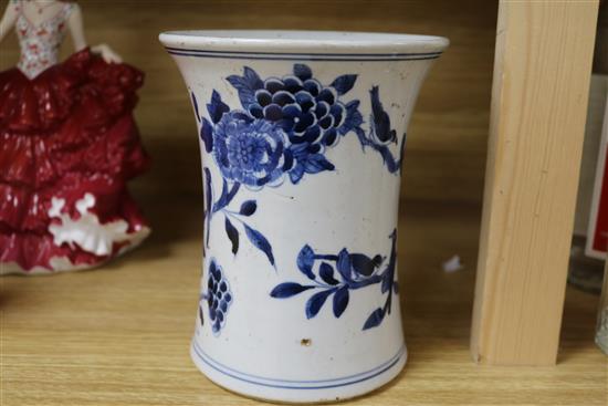 A Chinese blue and white brush pot height 17.5cm